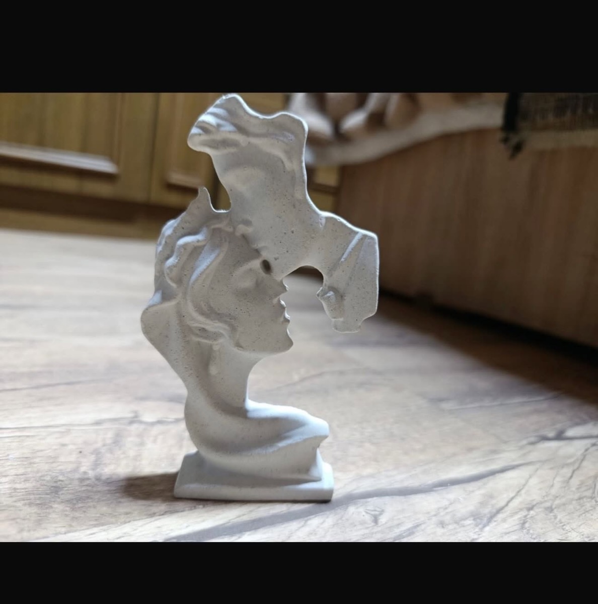 Sculptură cu două chipuri unite