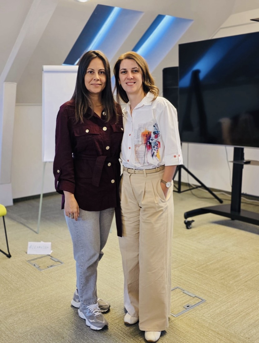 Mariana Androne alături de o profesoară, la o formare